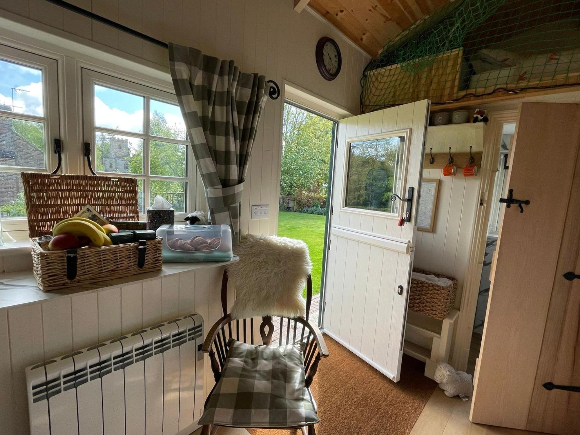 Beautiful Shepherd'S Hut - Lois Weedon Weston  Dış mekan fotoğraf
