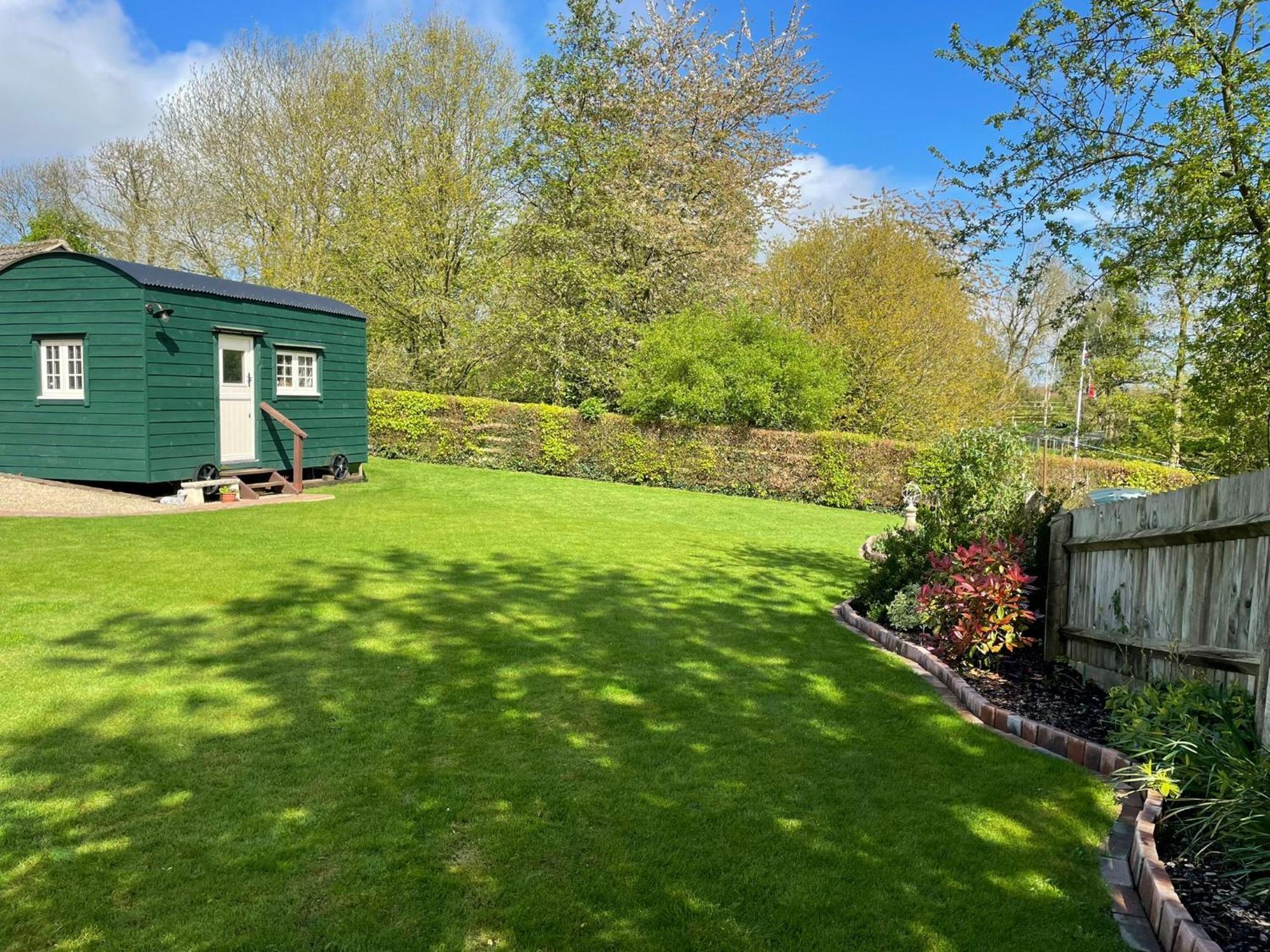 Beautiful Shepherd'S Hut - Lois Weedon Weston  Dış mekan fotoğraf
