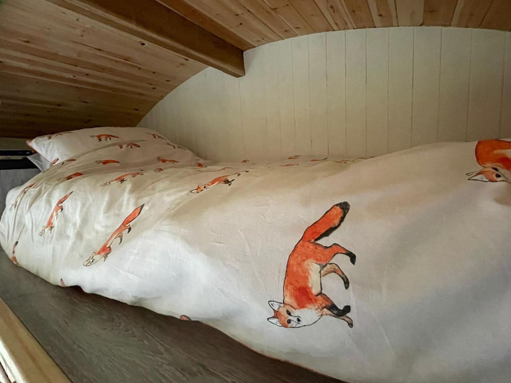 Beautiful Shepherd'S Hut - Lois Weedon Weston  Dış mekan fotoğraf