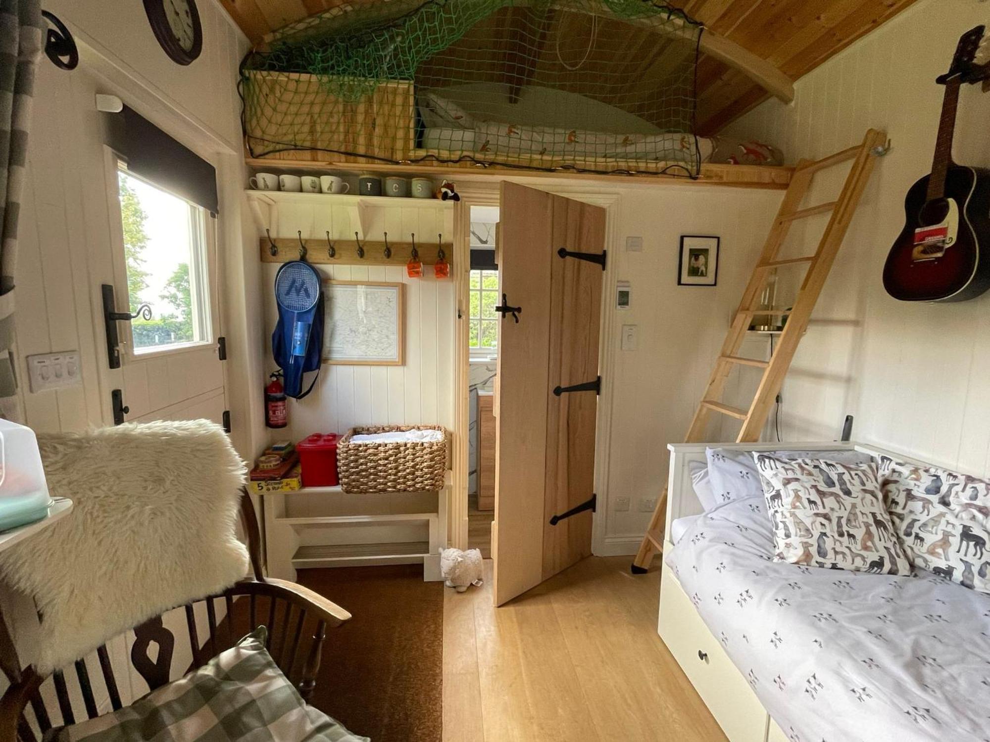 Beautiful Shepherd'S Hut - Lois Weedon Weston  Dış mekan fotoğraf