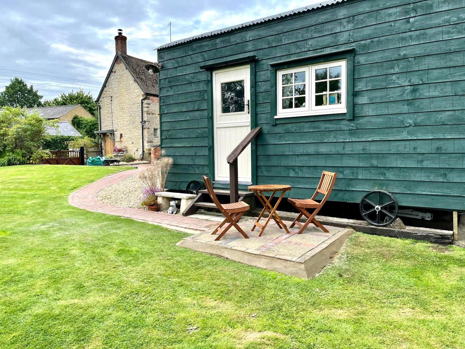 Beautiful Shepherd'S Hut - Lois Weedon Weston  Dış mekan fotoğraf